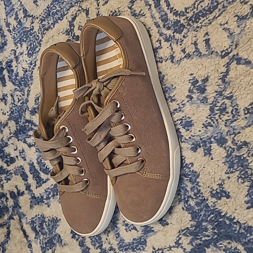 Vionic sz 5 tan sneakers shoes